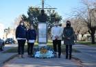 OFRENDA FLORAL EN EL BUSTO  MANUEL BELGRANO EL 20/6