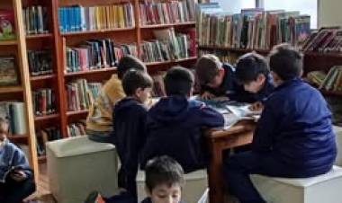 ALUMNOS DE 3° GRADO VISITARON LA BIBLIOTECA MUNICIPAL