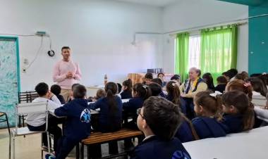 CHARLA CON ALUMNOS DE LA ESCUELA 669