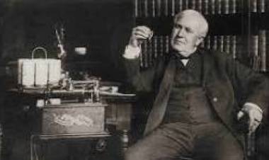 21 DE NOVIEMBRE: THOMAS A. EDISON ANUNCIA...