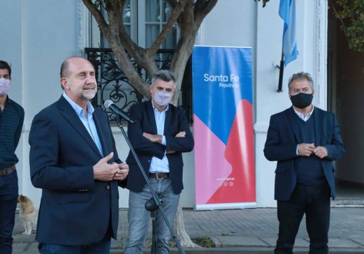 EL GOBERNADOR ENTREGO FONDOS EN SANCTI SPIRITU