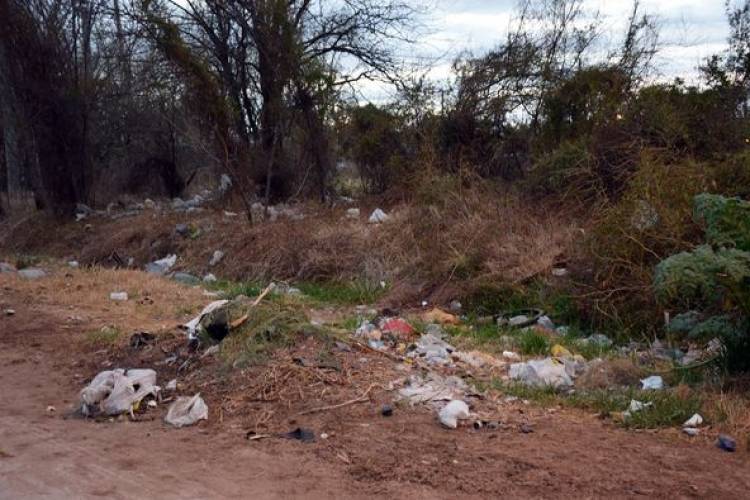 RESIDUOS MAL DISPUESTOS EN LA VIA PUBLICA