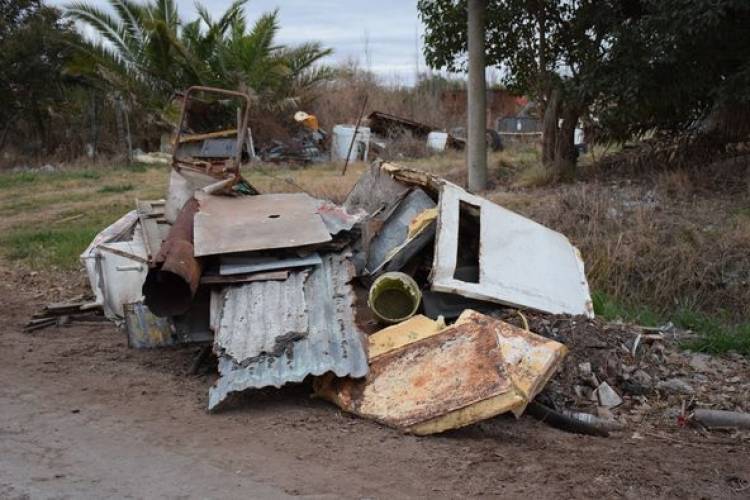 RESIDUOS MAL DISPUESTOS EN LA VIA PUBLICA