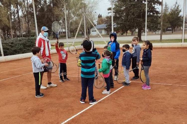 COMENZARON LAS CLASES DE TENIS