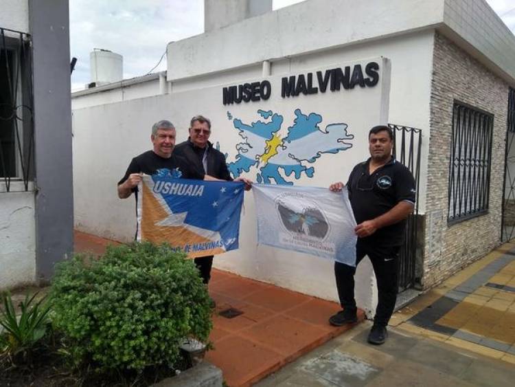 VISITA DEL VETERANO  JUAN VERA   AL MUSEO MALVINAS DE NUESTRA CIUDAD