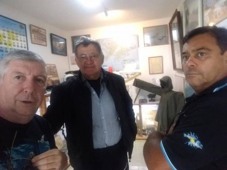 VISITA DEL VETERANO  JUAN VERA   AL MUSEO MALVINAS DE NUESTRA CIUDAD