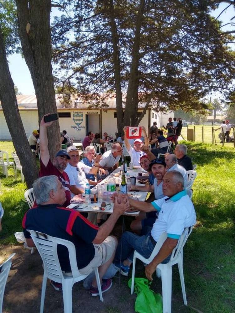 GRUPO DE RUFINO  EN EL ENCUENTRO DE AUTOS Y MOTOS DE LABOULAYE