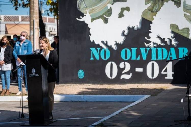 ACTO EN LA RENOVADA PLAZOLETA 2 DE ABRIL