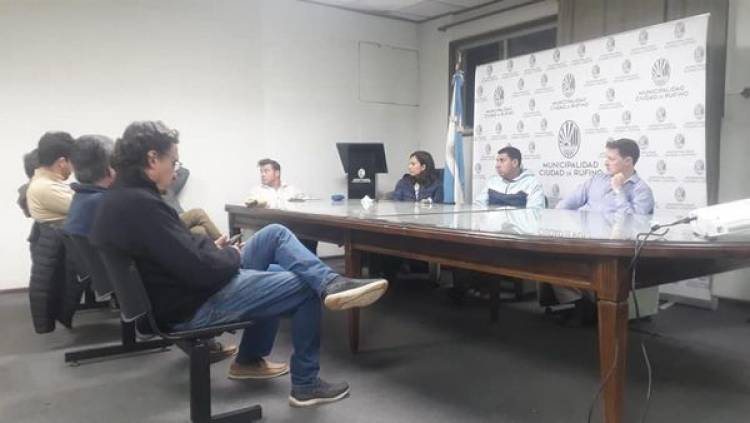 CHARLA CON PRODUCTORES SOBRE FUTURA COMPRA DE MAQUINARIA