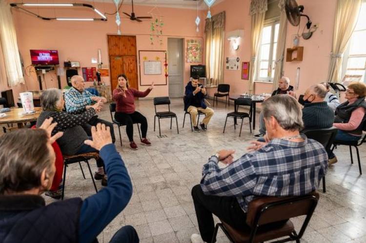 FOLKLORE PARA ADULTOS MAYORES (23/5)