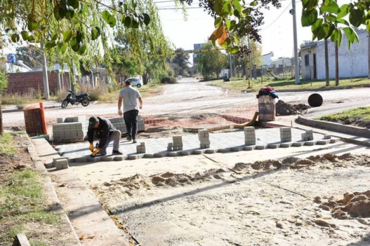 COMENZO EL ADOQUINADO EN BARRIO JARDIN (24/5)