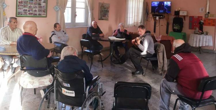 EL PROFESOR JOSE LUIS GALLARDO EN HOGAR SALAS COBO