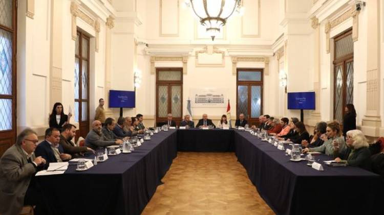 GOBERNADOR OMAR PEROTTI CON INTENDENTES Y PRESIDENTES COMUNALES (7/7)