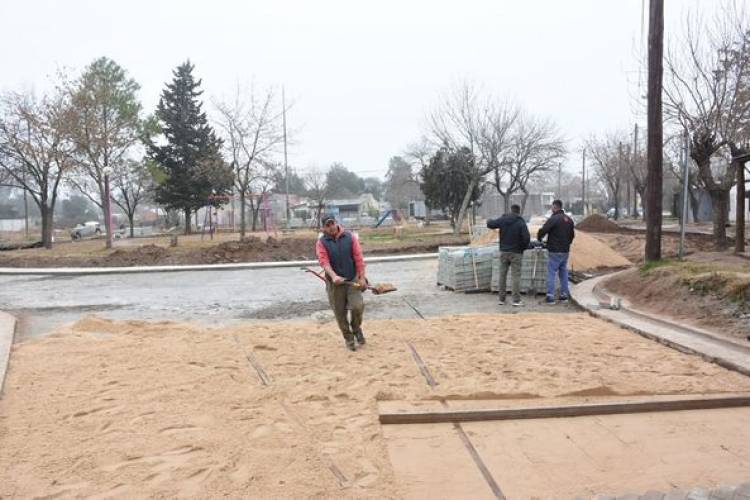 TRABAJOS EN PLAZA DEL BARRIO JARDIN