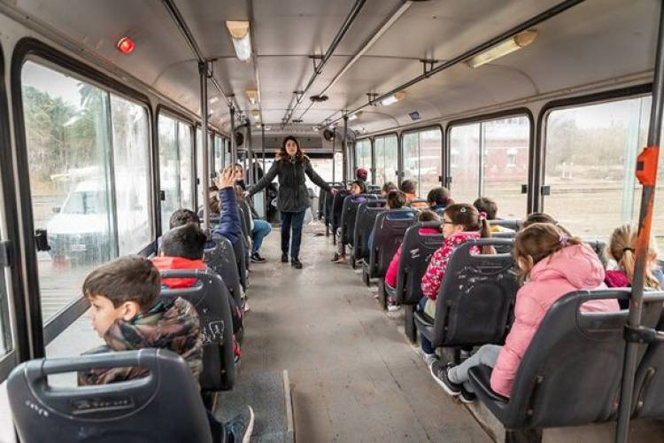 ALUMNOS ESCUELA 6031 DE RECORRIDA EN COLECTIVO POR EL CASCO HISTORICO (8/8)