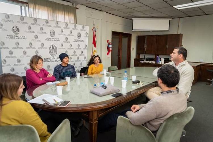 INTENDENTE NATALIO LATANZZI Y AUTORIDADES MUNICIPALES RECIBIERON A INTEGRANTES DE ONG "CREANDO FUTURO"