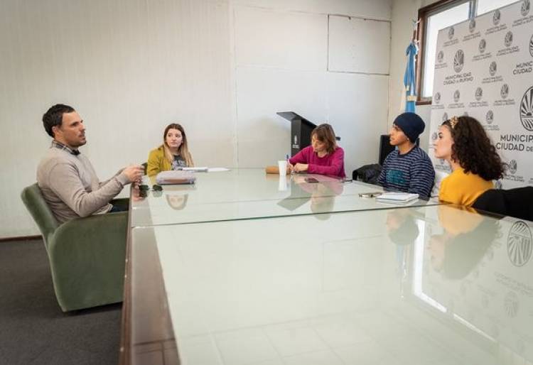 INTENDENTE NATALIO LATANZZI Y AUTORIDADES MUNICIPALES RECIBIERON A INTEGRANTES DE ONG "CREANDO FUTURO"