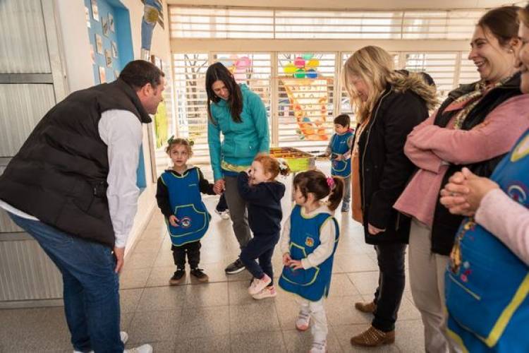 INTENDENTE NATALIO LATANZZI VISITA JARDIN N1 50 Y N1 320 (26/8)
