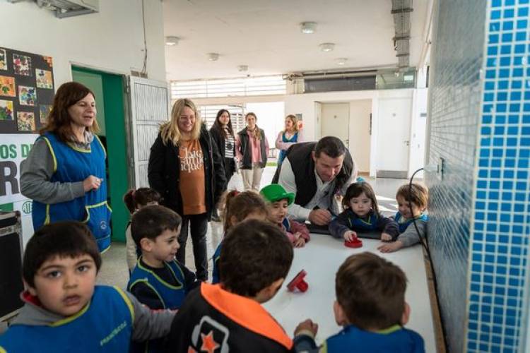 INTENDENTE NATALIO LATANZZI VISITA JARDIN N1 50 Y N1 320 (26/8)