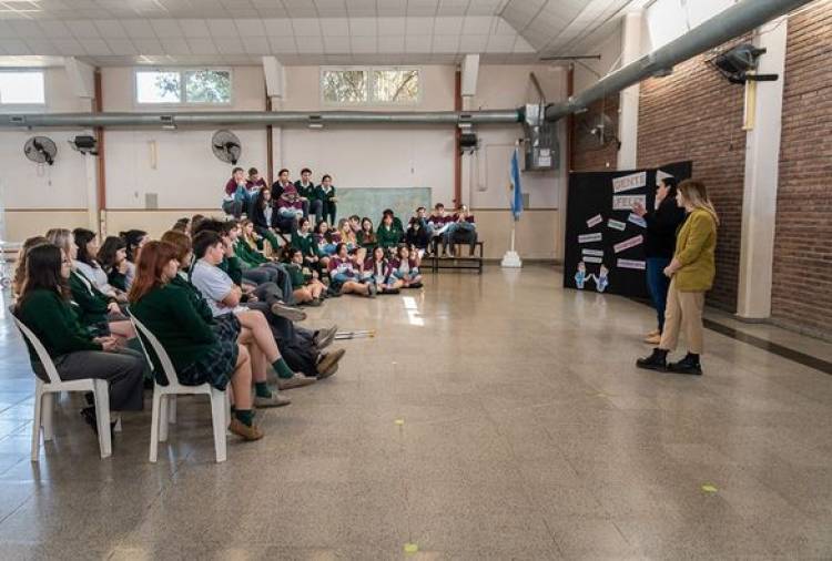 CHARLA CON ESTUDIANTES