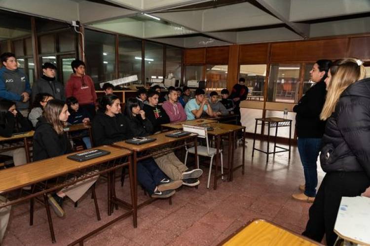 CHARLA CON ESTUDIANTES