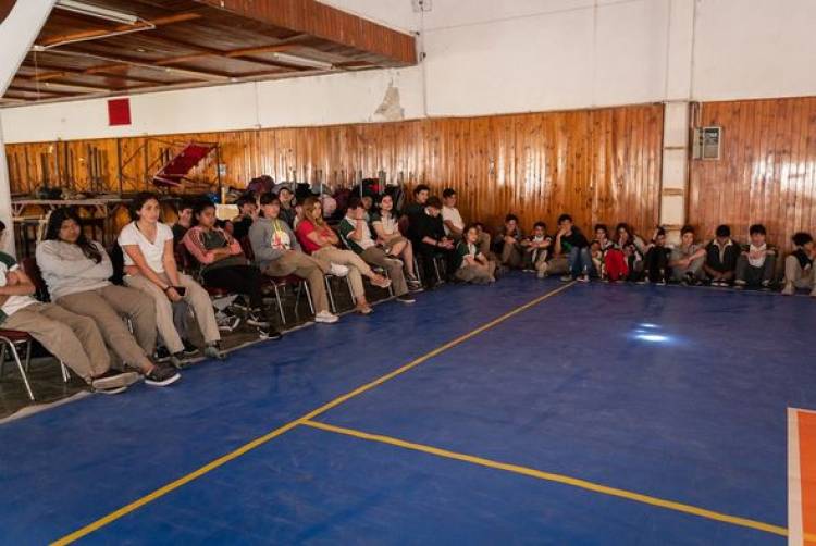 CHARLA CON ESTUDIANTES