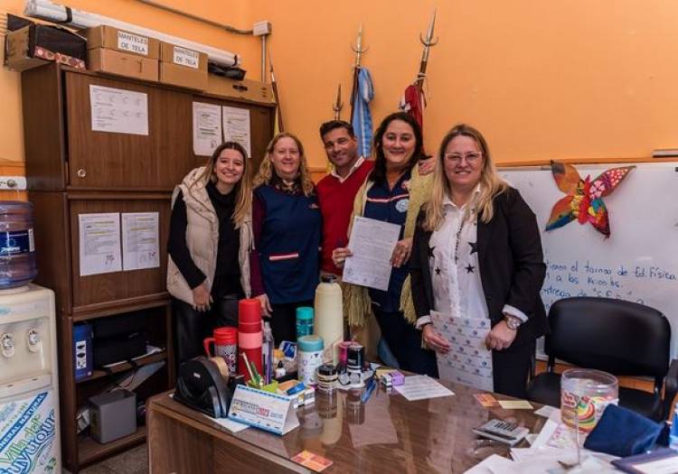 VISITA Y ENTREGA DE FFE A LA ESCUELA N° 171