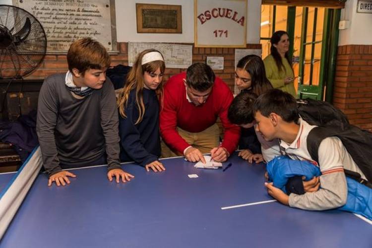 VISITA Y ENTREGA DE FFE A LA ESCUELA N° 171
