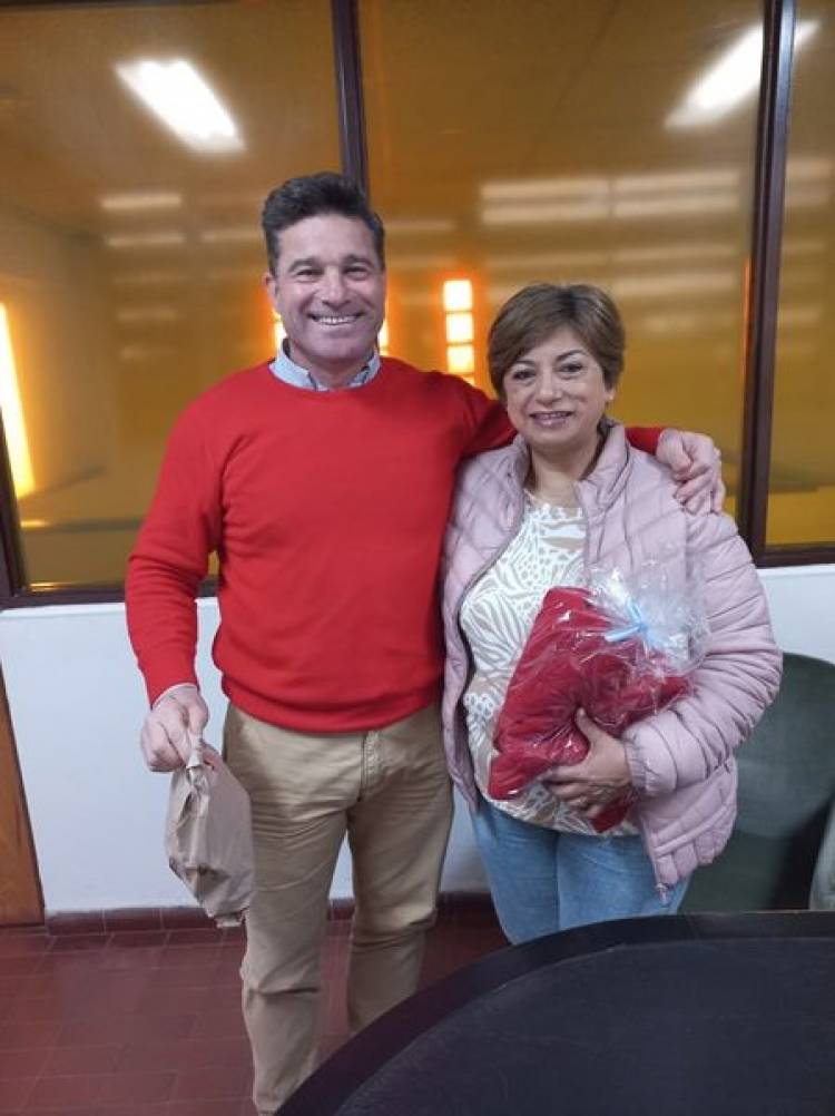 INTENDENTE NATALIO LATTANZI ENTREGA EL PREMIO