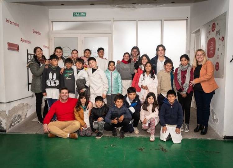 VISITA  DE ALUMNOS ESCUELA N|° 6426 A pPUNTO DIGITAL