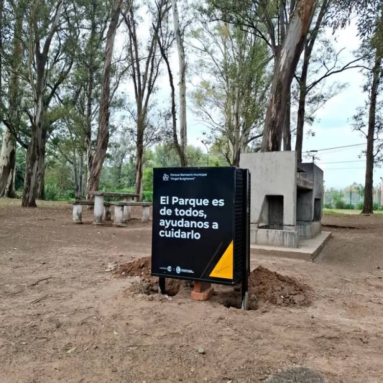 COLOCAMOS NUEVOS CESTOS EN EL PARQUE