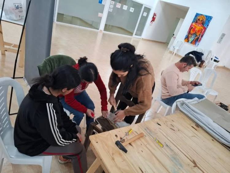 COMENZO EL TALLER DE TAPICERIA PARA MUJERES