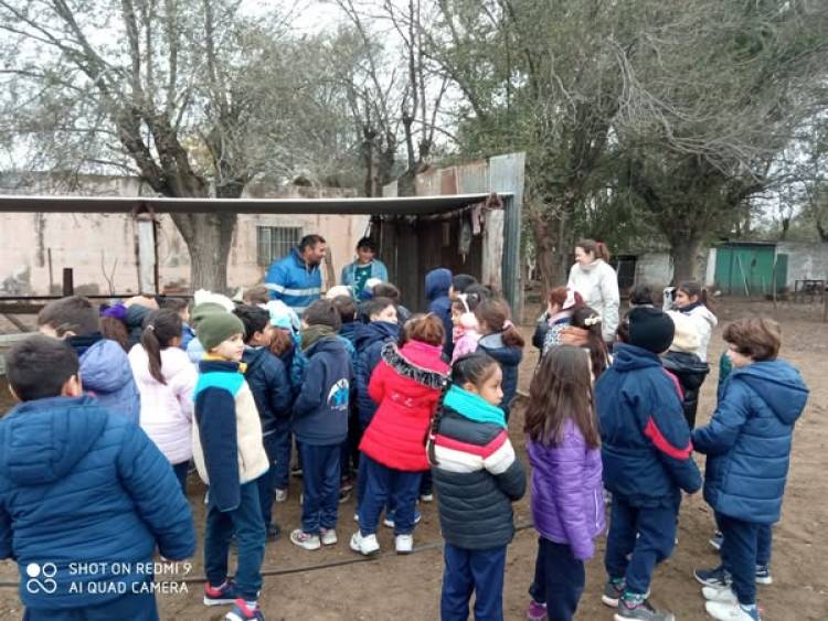 ALUMNOS DE 2° GRADO DE ESCUELA MANUEL BELGRANO DE VISITA