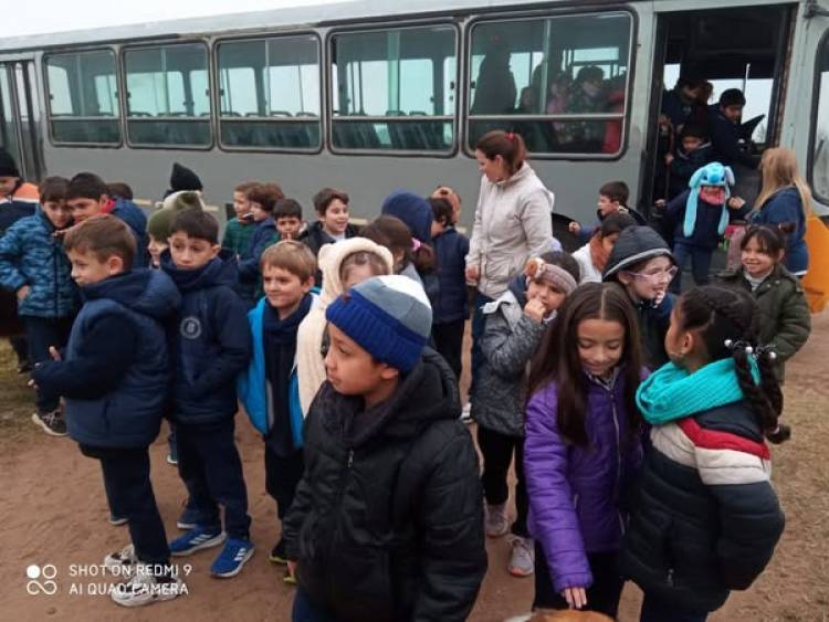 ALUMNOS DE 2° GRADO DE ESCUELA MANUEL BELGRANO DE VISITA