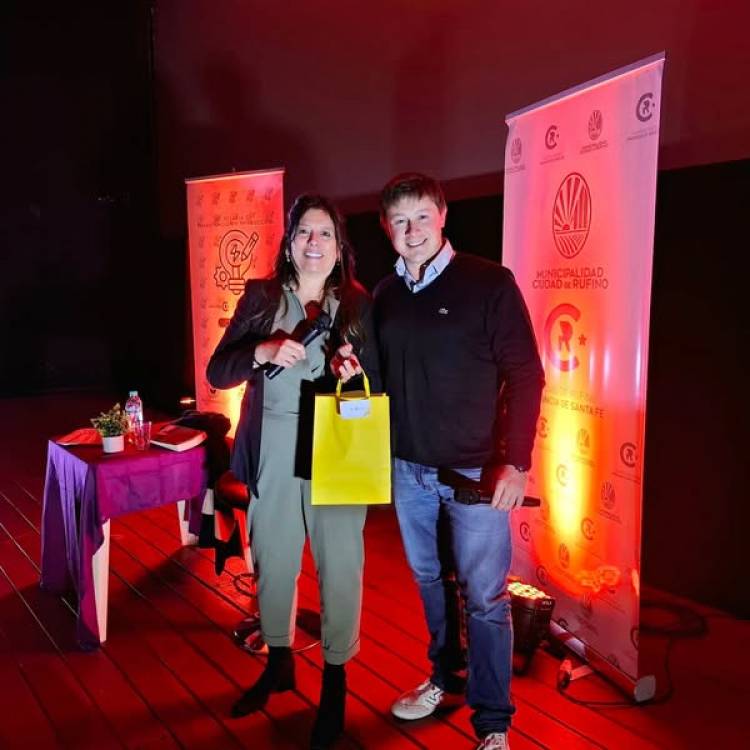 VIVIANA RIVERO PRESENTO "LOS SOLES DE SANTIAGO" EN RUFINO