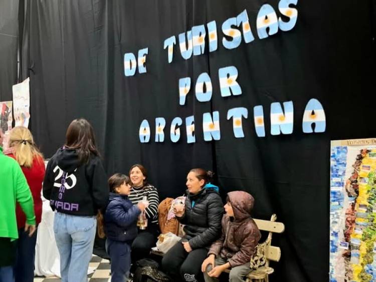 DE TURISTAS POR ARGENTINA EN LA EESO 221