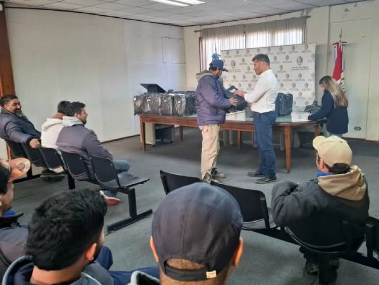 ENTREGA DE INDUMENTARIA