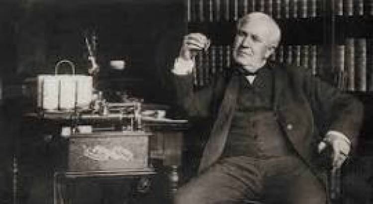 21 DE NOVIEMBRE: THOMAS A. EDISON ANUNCIA...