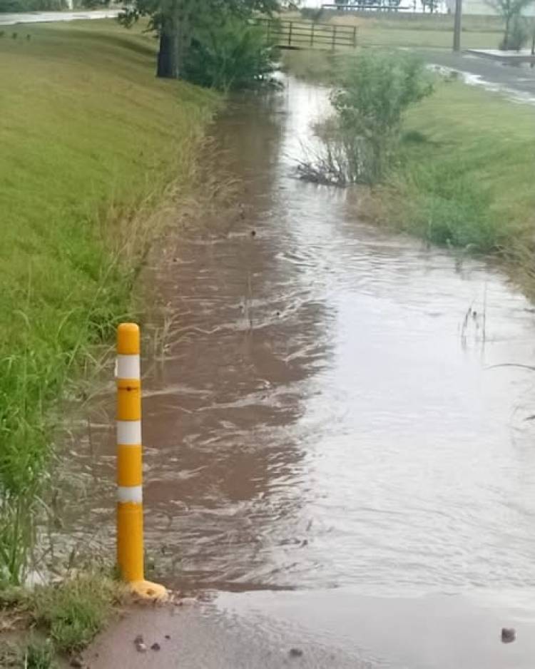 EL AGUA SE RETIRA CON NORMALIDAD DE LA CIUDAD